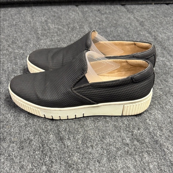 Naturalizer Textured Black and Tan Slip-On Flats - Picture 5 of 7